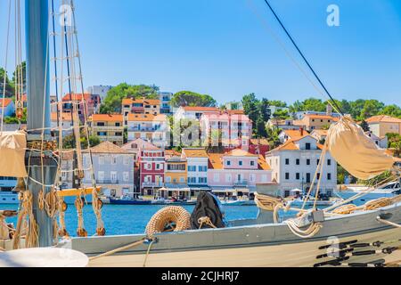 Prua dettaglio di vecchie navi nel porto della città di Lussino sull'isola di Lussino, costa adriatica, Croazia Foto Stock