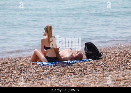 Hastings, East Sussex, Regno Unito. 15 set 2020. Regno Unito Meteo: Il clima caldo continua nel Sud con temperature previste per superare i 25 gradi C. Photo Credit: Paul Lawrenson-PAL Media/Alamy Live News Foto Stock