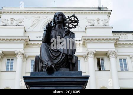 Pomnik Mikołaja Kopernika, monumento di Nicolas Copernico, di fronte A PAN, Polska Academia Nauk, edificio dell'Accademia di scienze polacche, Pałac Staszica, Varsavia Foto Stock