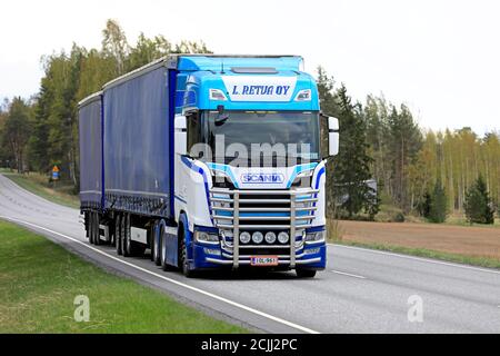 Salo, Finlandia - 3 maggio 2019: Scania S Truck di nuova generazione con barra di toro di Kuljetus L. Retva Oy tira il rimorchio completo lungo l'autostrada in primavera. Foto Stock