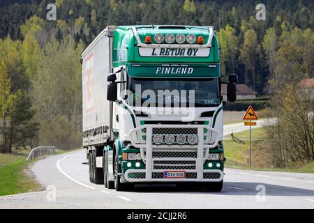 Salone, Finlandia - 4 maggio 2019: Scania R560 verde e bianco camion di L. Retva trasporta il rimorchio di trasporto Freja lungo l'autostrada in Finlandia in un giorno di primavera. Foto Stock