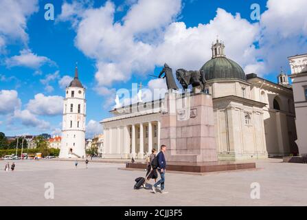 Monumento al Granduca Gediminas, Katedros aikštė, Vilnius, Lituania Foto Stock
