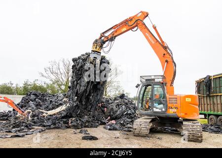 Skibbereen, West Cork, Irlanda, 15 settembre 2020. Oggi gli agricoltori del sughero occidentale della zona di Skibbereen stavano facendo la loro parte per il riciclaggio della plastica. Gli agricoltori della zona portarono la loro plastica agricola in un punto di raccolta centrale, dove veniva smistata in rimorchi da ritirare per il riciclaggio. Credit aphperspective/ Alamy Live News Foto Stock