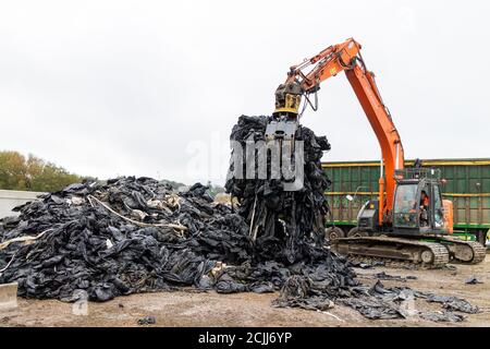 Skibbereen, West Cork, Irlanda, 15 settembre 2020. Oggi gli agricoltori del sughero occidentale della zona di Skibbereen stavano facendo la loro parte per il riciclaggio della plastica. Gli agricoltori della zona portarono la loro plastica agricola in un punto di raccolta centrale, dove veniva smistata in rimorchi da ritirare per il riciclaggio. Credit aphperspective/ Alamy Live News Foto Stock