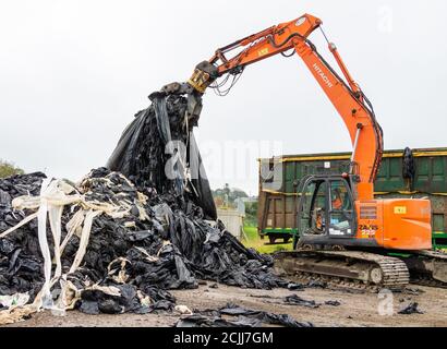 Skibbereen, West Cork, Irlanda, 15 settembre 2020. Oggi gli agricoltori del sughero occidentale della zona di Skibbereen stavano facendo la loro parte per il riciclaggio della plastica. Gli agricoltori della zona portarono la loro plastica agricola in un punto di raccolta centrale, dove veniva smistata in rimorchi da ritirare per il riciclaggio. Credit aphperspective/ Alamy Live News Foto Stock