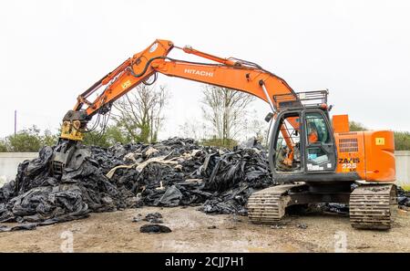 Skibbereen, West Cork, Irlanda, 15 settembre 2020. Oggi gli agricoltori del sughero occidentale della zona di Skibbereen stavano facendo la loro parte per il riciclaggio della plastica. Gli agricoltori della zona portarono la loro plastica agricola in un punto di raccolta centrale, dove veniva smistata in rimorchi da ritirare per il riciclaggio. Credit aphperspective/ Alamy Live News Foto Stock