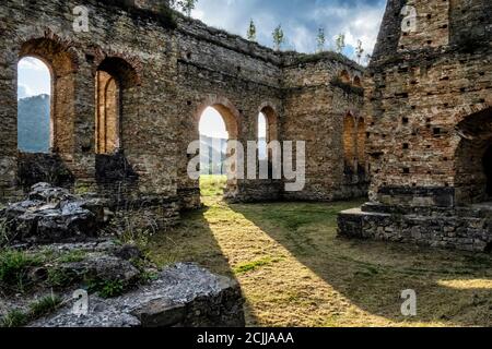 Rovine di impianti di fusione del ferro - Frantiskova Huta, Podbiel, repubblica slovacca. Tema architettonico. Destinazione del viaggio. Foto Stock