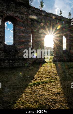 Rovine di impianti di fusione del ferro - Frantiskova Huta, Podbiel, repubblica slovacca. Tema architettonico. Destinazione del viaggio. Tramonto. Foto Stock