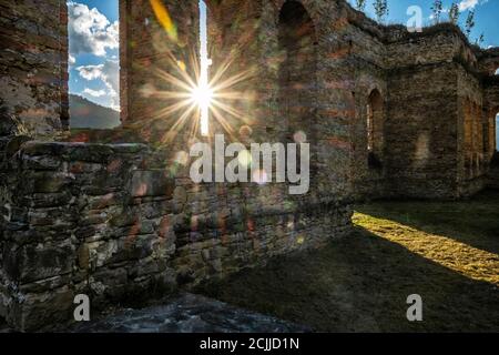 Rovine di impianti di fusione del ferro - Frantiskova Huta, Podbiel, repubblica slovacca. Tema architettonico. Destinazione del viaggio. Tramonto. Foto Stock