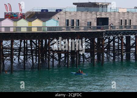 Hastings, East Sussex, Regno Unito. 15 set 2020. Regno Unito Meteo: Il clima caldo continua nel Sud con temperature previste per superare i 25 gradi C. Photo Credit: Paul Lawrenson-PAL Media/Alamy Live News Foto Stock