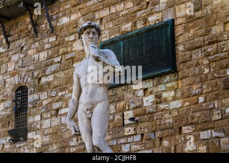 Immagine orizzontale di David (replica) fuori di Palazzo Vecchio a Firenze Foto Stock