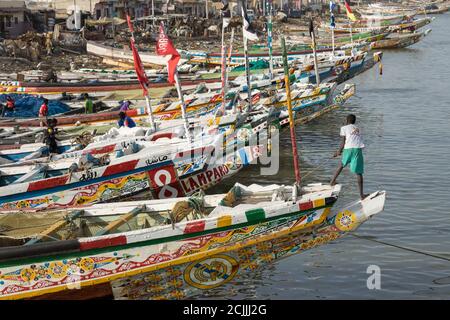 Barche e piroghe sul fiume Senegal a St Louis, Senegal Foto Stock