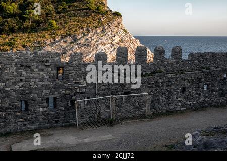 Porto Venere è un villaggio sulla costa ligure dell'Italia nordoccidentale. E' noto per il Parco Naturale Regionale di Porto Venere, un'area protetta con sentieri Foto Stock