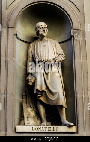 Statua di Donatello a Firenze fuori dalla Galleria degli Uffizi Foto Stock