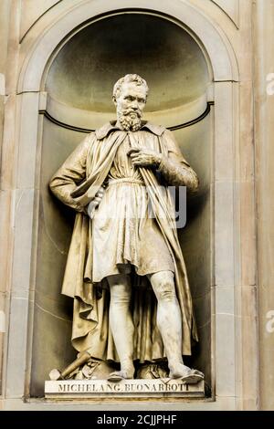 Statua di Michelangelo Buonarroti a Firenze Foto Stock