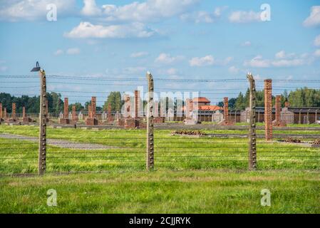 Auschwitz Birkenau, Polen. 25 Agosto 2020. Auschwitz, Polonia 25 agosto 2020: Campo di concentramento di Auschwitz-Birkenau - 25 agosto 2020 filo spinato, barriere, | utilizzo nel mondo Credit: dpa/Alamy Live News Foto Stock