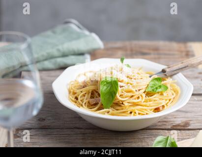 Pasta italiana carbonara a base di uova, formaggi stagionati, guanciale di maiale o pancetta e pepe nero. Cucina tipica in Italia Foto Stock