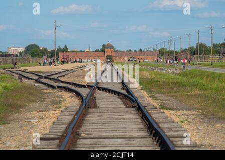 Auschwitz Birkenau, Polen. 25 Agosto 2020. Auschwitz, Polonia 25 agosto 2020: Campo di concentramento di Auschwitz-Birkenau - 08/25/2020 stazione ferroviaria, binari, | utilizzo nel mondo Credit: dpa/Alamy Live News Foto Stock