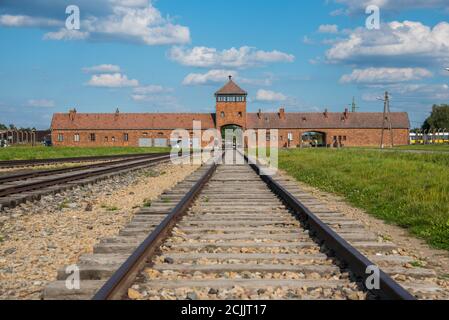 Auschwitz Birkenau, Polen. 25 Agosto 2020. Auschwitz, Polonia 25 agosto 2020: Campo di concentramento di Auschwitz-Birkenau - 08/25/2020 stazione ferroviaria, binari, | utilizzo nel mondo Credit: dpa/Alamy Live News Foto Stock