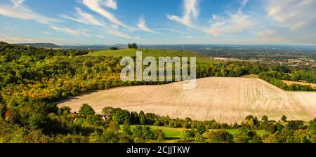 Vista panoramica su Aylesbury vale e Beacon Hill dalla Coombe Hill, Wendover. Paesaggio panoramico dell'Inghilterra Foto Stock