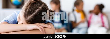 Foto panoramica di una studentessa che dormiva alla scrivania in classe Foto Stock