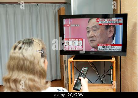 Fuji City, Shizuoka, Giappone - 14 settembre 2020: Donna che guarda la conferenza stampa in diretta in televisione giapponese da Yoshihide Suga Foto Stock