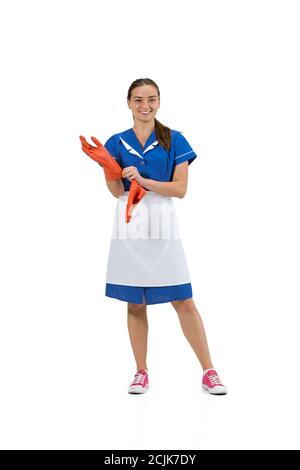 Preparazione al lavoro. Ritratto di donna fatta, cameriera, addetto alla pulizia in bianco e blu uniforme isolato su sfondo bianco. CopySpace per l'annuncio. Concetto di occupazione professionale, lavoro. Foto Stock