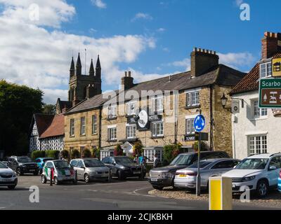 Helmsley centro l'unica città mercato nel North Yorkshire Moors National Park North Riding of Yorkshire England UK Black Swan Hotel e All Saints Chur Foto Stock