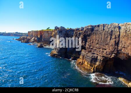 Scenario di scogliere fronte oceano Boca do Inferno a Cascais Portogallo Foto Stock