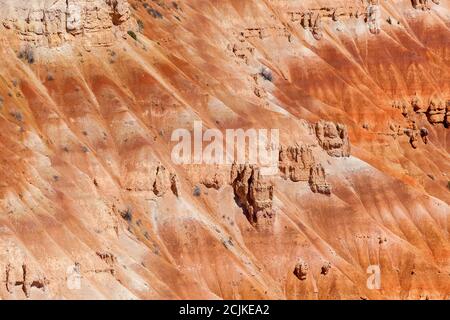 Primo piano delle increspate formazioni rocciose di arenaria rossa e arancione e dell'hoodoo del Bryce Canyon, USA. Foto Stock