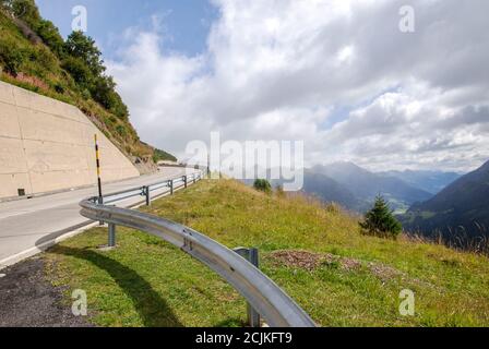Una curva nella strada sul Passo del San Gottardo nelle Alpi svizzere Foto Stock