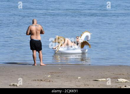 Rodenkirchen, Germania. 15 settembre 2020. La coppia Fey gode del clima caldo sulle rive del Reno. Si prevede che vengano raggiunte temperature fino a 34 gradi. Credit: Roberto Pfeil/dpa/Alamy Live News Foto Stock