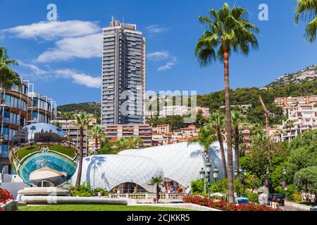 Monte Carlo, Monaco - 15 agosto 2018: Place du Casino in giornata di sole, i turisti camminano per la strada Foto Stock