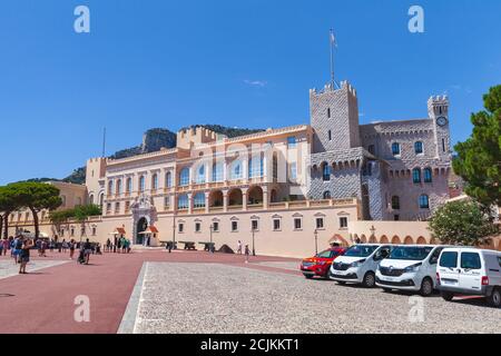 Monte Carlo, Monaco - 15 agosto 2018: Vista sulla strada con i turisti vicino al Palazzo del Principe di Monaco a Monaco-Ville. Foto Stock