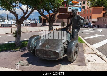 Monte Carlo, Monaco - 15 agosto 2018: Memoriale Juan Manuel Fangio al circuito del Gran Premio di Monaco. La statua raffigura il 5 volte Worl di Formula uno Foto Stock