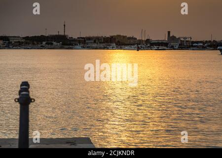 Tramonto sul mare di ​​Molfetta Foto Stock