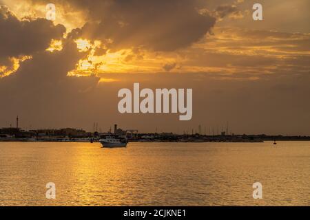 Tramonto sul mare di ​​Molfetta Foto Stock