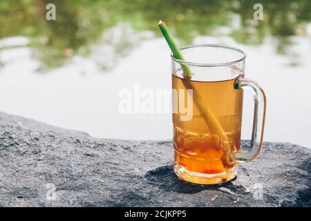 Tè di citronella, acqua potabile sana con sfondo naturale. Foto Stock