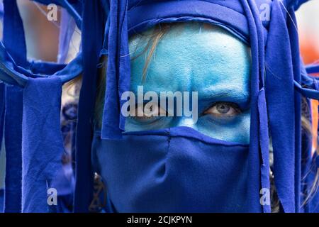 Performer in costume al 'Marine Extinction March', Extinction Rebellion dimostration, Parliament Square, Londra, 6 settembre 2020 Foto Stock