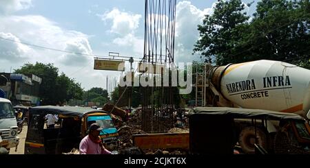 DISTRETTO KATNI, INDIA - 15 SETTEMBRE 2019: Operaio indiano di costruzione di strada che lavora insieme al luogo di autostrada. Foto Stock