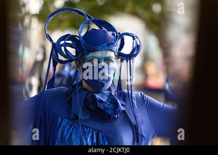 Performer in costume al 'Marine Extinction March', Extinction Rebellion dimostration, Parliament Square, Londra, 6 settembre 2020 Foto Stock