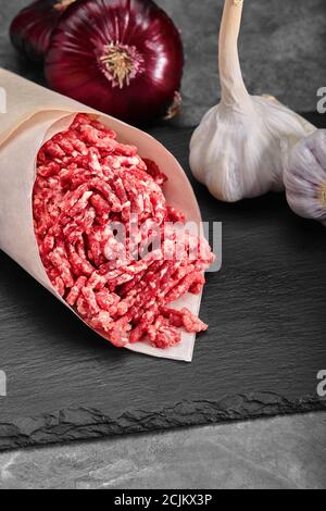 Carne macinata di manzo come dettaglio primo piano shot su legno scuro sfondo Foto Stock