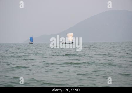 barca a vela che galleggia sul lago di chilika rambha Foto Stock