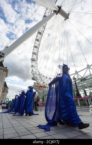 Artisti in costume sotto il London Eye durante la 'Marine Extinction March', Extinction Rebellion dimostration, South Bank, Londra, 6 settembre 2020 Foto Stock