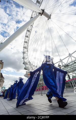 Artisti in costume sotto il London Eye durante la 'Marine Extinction March', Extinction Rebellion dimostration, South Bank, Londra, 6 settembre 2020 Foto Stock