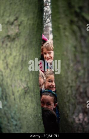 I bambini della scuola elementare alla scuola di Raleigh a West Horsley, Surrey, usano i terreni della scuola durante una pausa. Inverno con neve a terra e qualche fiocchi che cadono . 22 novembre 1993. Foto: Neil Turner Foto Stock