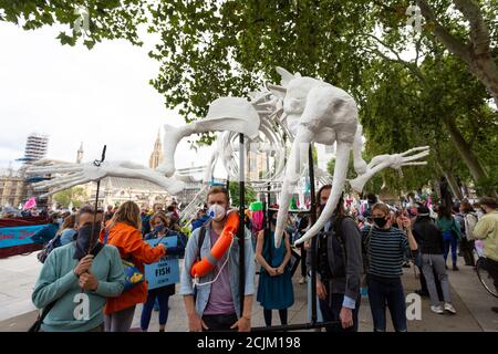 Manifestanti che trasportano il galleggiante dello scheletro, 'Marine Extinction March', Extinction Rebellion dimostration, Londra, 6 settembre 2020 Foto Stock