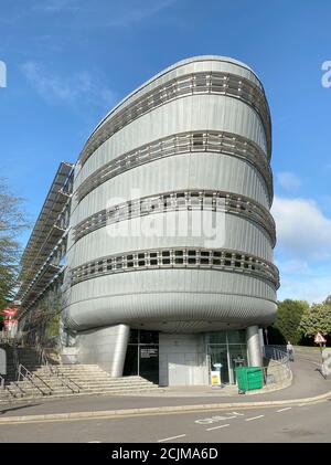 L'Università di Surrey a Guildford, Surrey, Inghilterra. Edificio dell'Istituto europeo di Sanità e Scienze Mediche progettato dagli Architetti, Nicholas Gr Foto Stock