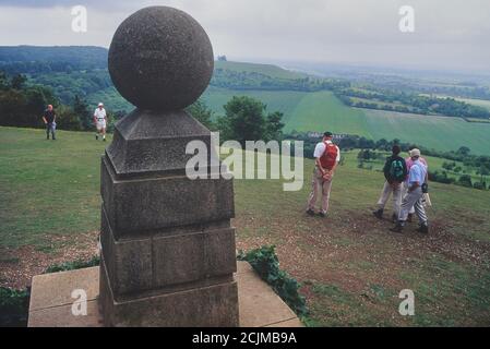 Walkers & Ramblers passando il memoriale di guerra lungo il Ridgeway National Trail a Coombe Hill, The Chilterns, Buckinghamshire, Inghilterra, Regno Unito Foto Stock