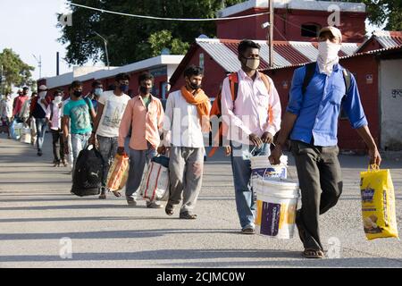 Dehradun, Uttarakhand/India - 10 2020 settembre: Persone migranti provenienti da stati diversi a causa della pandemia della corona. Foto Stock